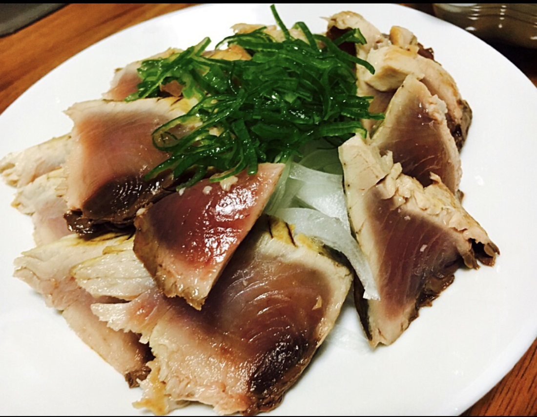 Surface grilled Bonito (skipjack tuna) and perilla leaves on top.